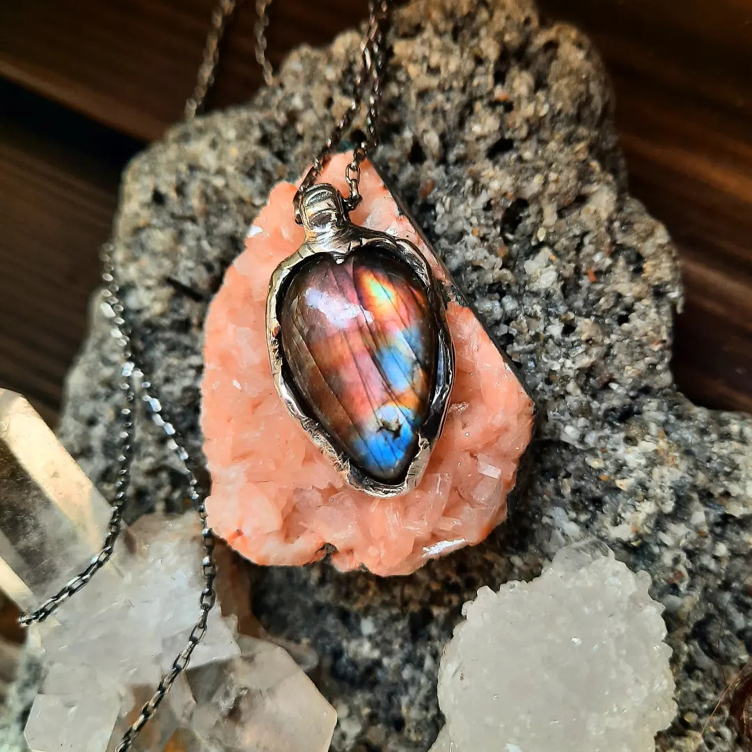 1/1 N.1 Multicolored Labradorite Long Neck - Pyāra Designs