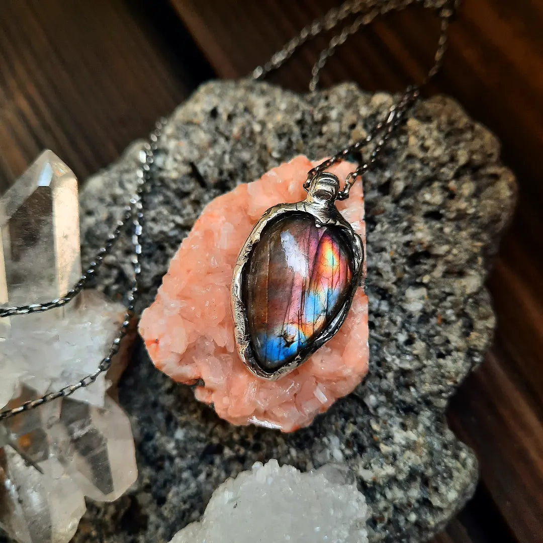 1/1 N.1 Multicolored Labradorite Long Neck - Pyāra Designs