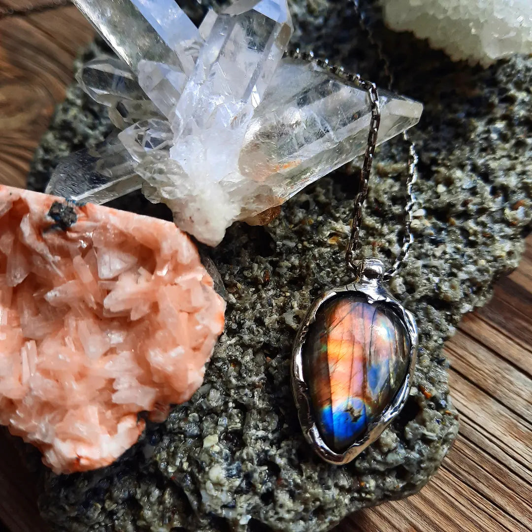 1/1 N.1 Multicolored Labradorite Long Neck - Pyāra Designs