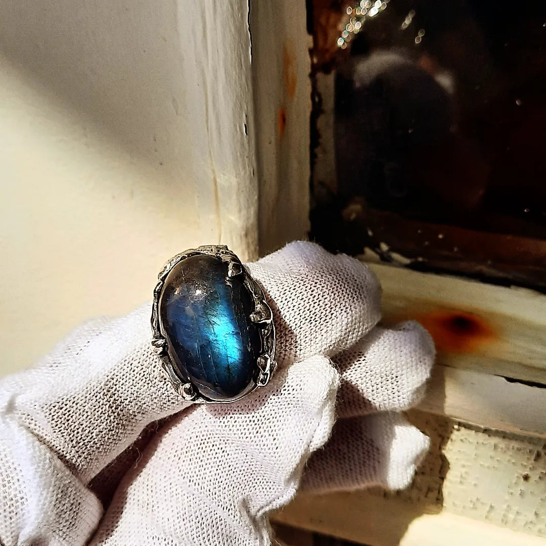 1/1 N.5 MASSIVE DRAGON Ring Blue Labradorite Gemstone - Pyāra Designs