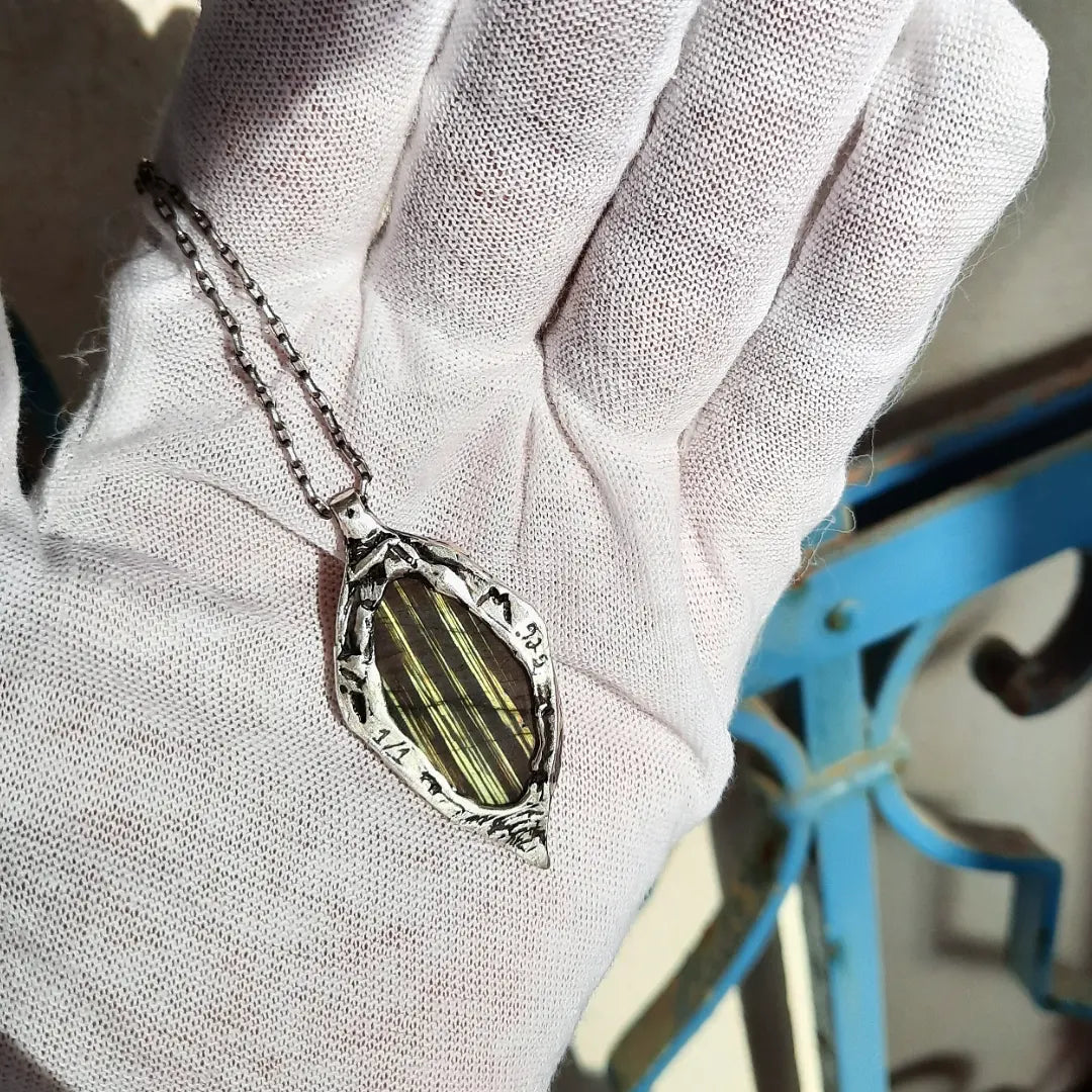 1/1 Green
'matrix Labradorite Necklace - Pyāra Designs