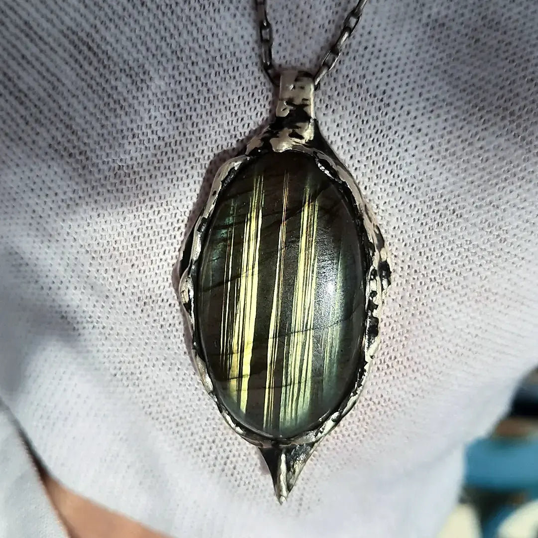 1/1 Green
'matrix Labradorite Necklace - Pyāra Designs