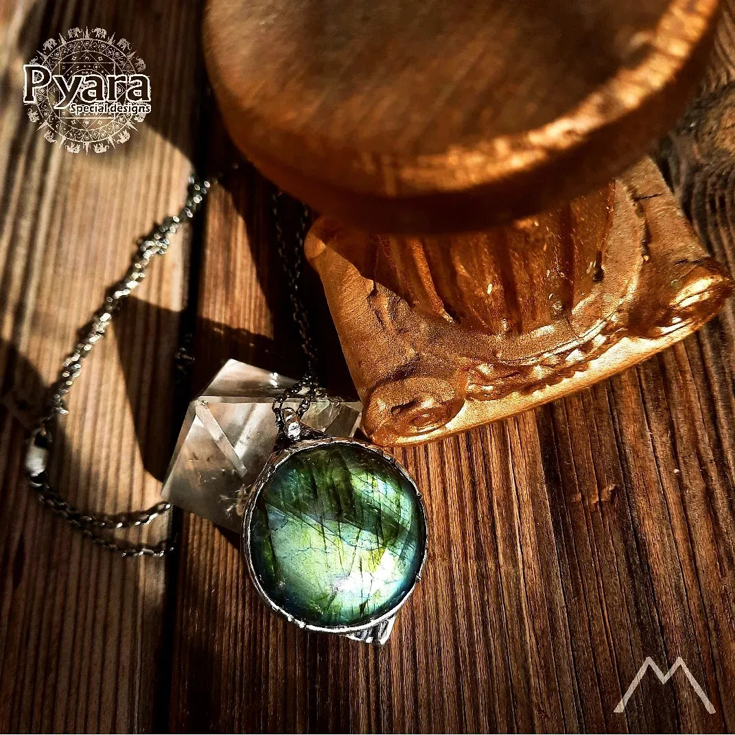 Round Green Smaily Massive Labradorite Neck - Pyāra Designs