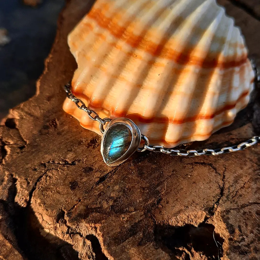Tiny Drop Blue Labradorite Bracelet - Pyāra Designs